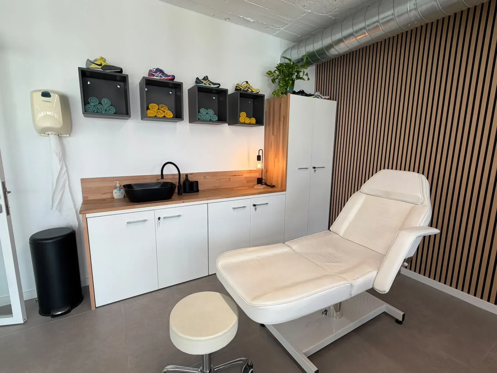 Consulta de podología con sillón clínico
