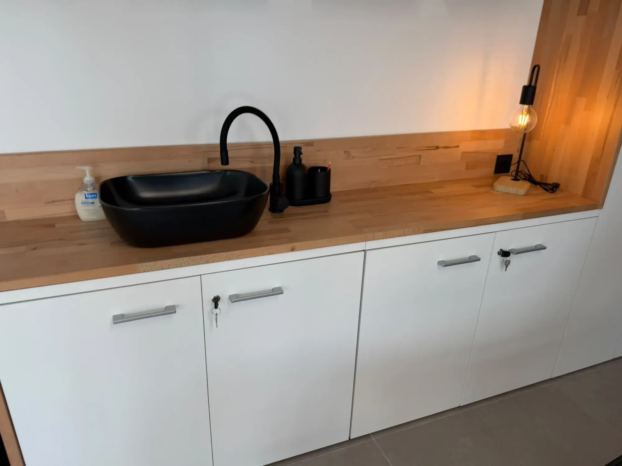 Detalle de una consulta: lavabo y encimera de madera