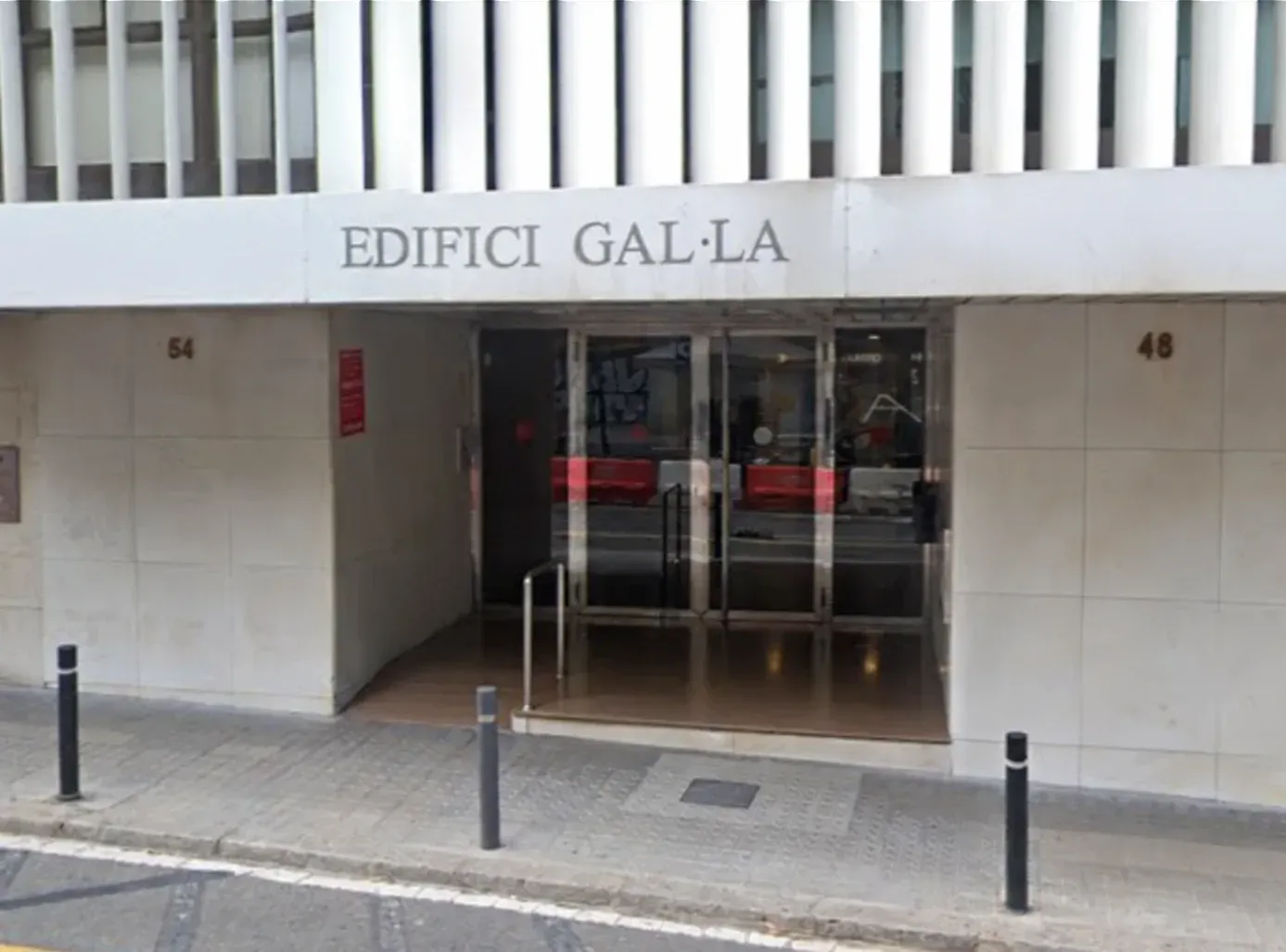 Entrada del Edifici Gal·la, Vía Augusta 48