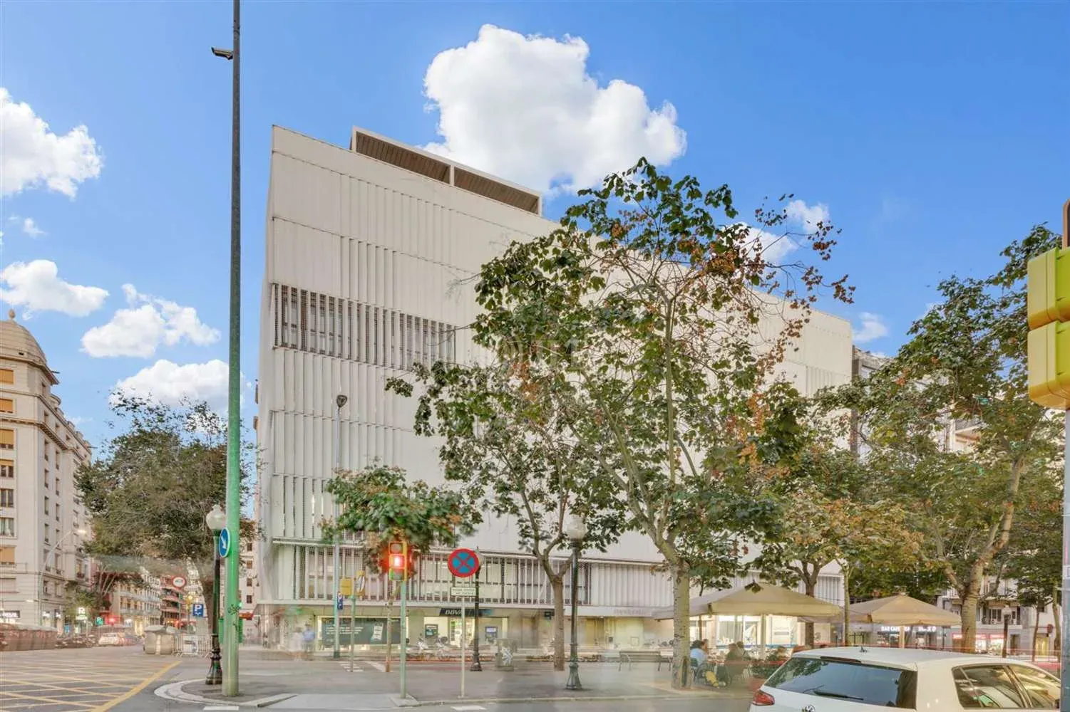 Edifici Gal·la visto desde Vía Augusta