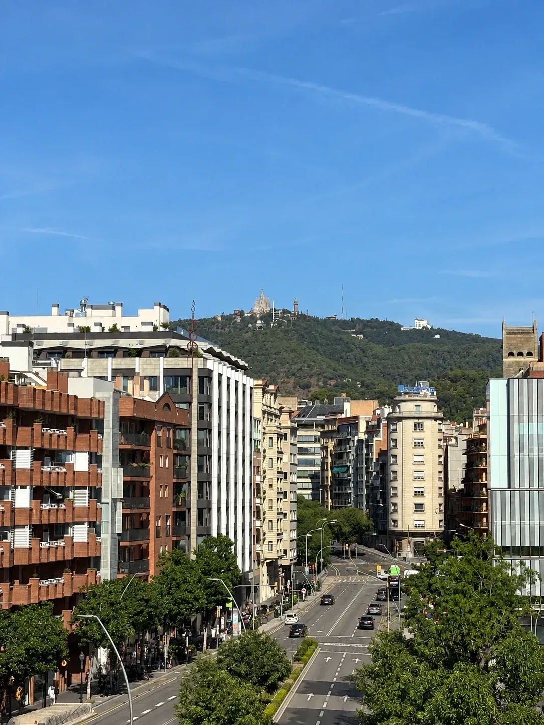 Vistas desde la clínica: Vía Augusta con el Tibidabo al fondo
