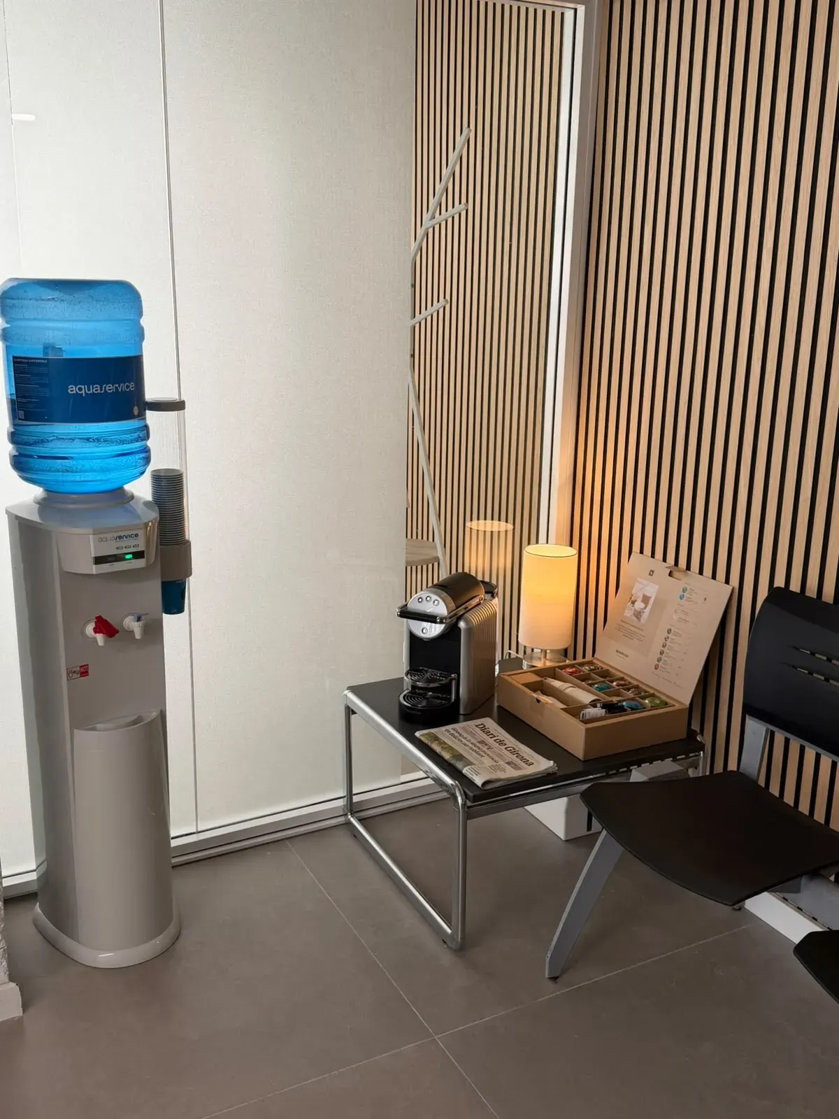 Rincón de café y agua en la sala de espera