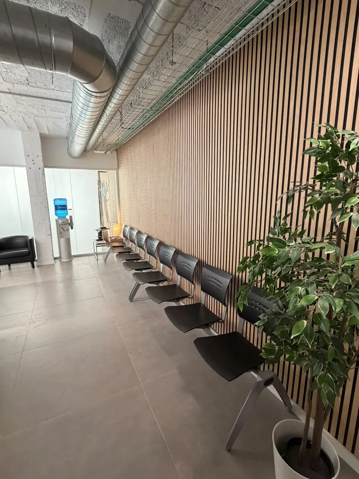 Sala de espera con pared de listones de madera